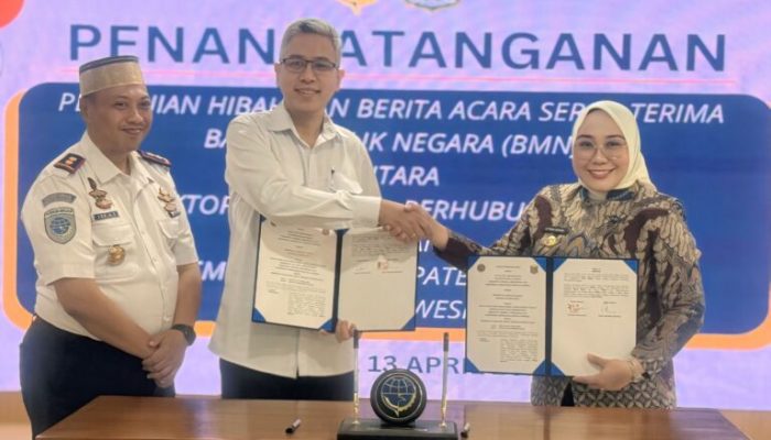 Tingkatkan Kapasitas Pelabuhan Mamuju, Sutinah dan Kementerian Perhubungan Teken Perjanjian Hibah