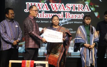 Festival Jiwa Wastra Dibuka, Sekprov Sulbar Perkuat Strategi Pengembangan Tenun   