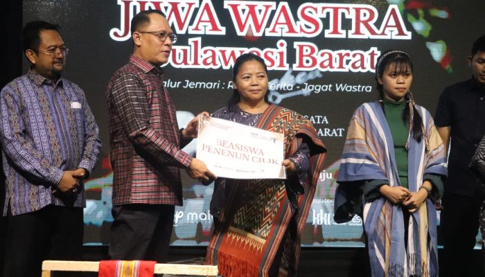 Festival Jiwa Wastra Dibuka, Sekprov Sulbar Perkuat Strategi Pengembangan Tenun   