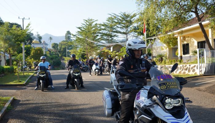 Promosikan Potensi Alam, Kapolda Sulbar Bareng PJU Jelajahi Keindahan Air Terjun Tamasapi