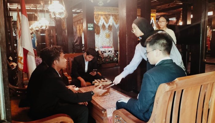 Anjungan Provinsi Sulawesi Barat di TMII sebagai Ruang Ekspresi Budaya Pelajar SMAN 5 Bekasi   