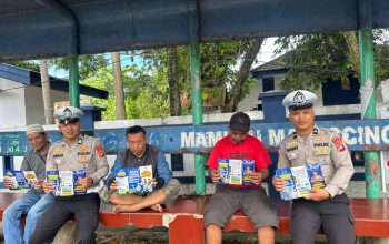 Ditlantas Polda Sulbar Perkuat Pemahaman Tertib Berlalu Lintas Lewat Pembagian Leaflet   