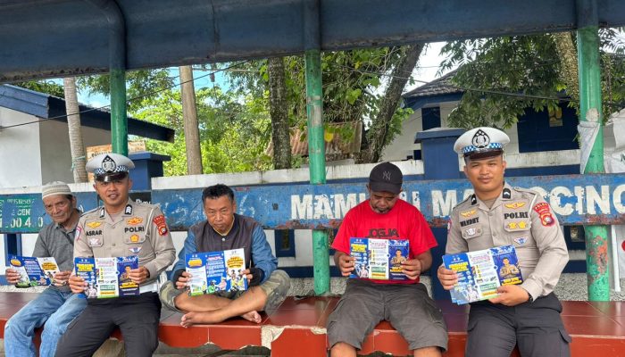 Ditlantas Polda Sulbar Perkuat Pemahaman Tertib Berlalu Lintas Lewat Pembagian Leaflet   