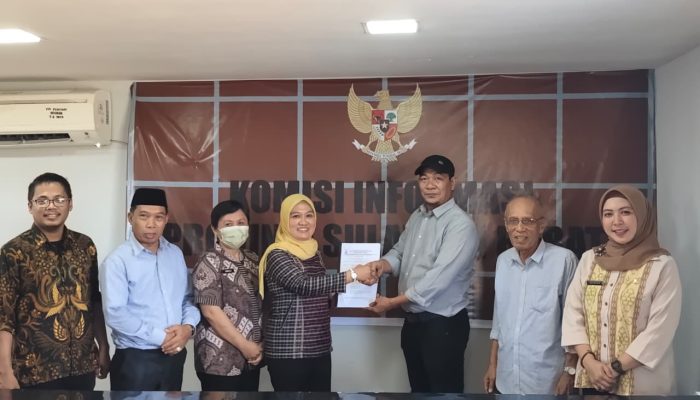Perkuat Layanan Informasi, KominfoSS Sulbar Serahkan DIP Pemprov ke Komisi Informasi