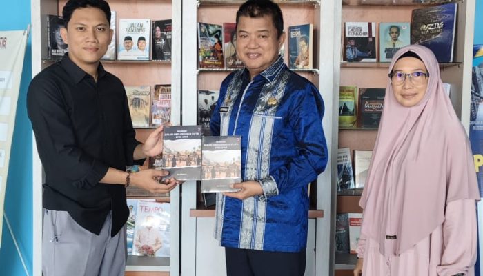 Penulis Aco Fikram S Serahkan Buku Mamuju Dalam Arus Gerakan DI/TII 1953–1965 ke Perpusip Sulbar