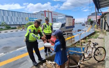 Jumat Berkah: Ditlantas Polda Sulbar Tebar Kebaikan, Berbagi Rezeki dengan Ojol, Tukang Becak dan Juru Parkir   
