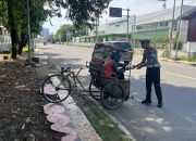 Jumat Berkah, Ditlantas Polda Sulbar Kembali Hadir di Tengah Masyarakat Berbagi Makanan Gratis