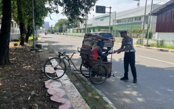 Jumat Berkah, Ditlantas Polda Sulbar Kembali Hadir di Tengah Masyarakat Berbagi Makanan Gratis