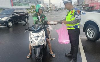 Jumat Berkah, Ditlantas Polda Sulbar Berbagi Makanan Gratis, Wujud Kepedulian Untuk Masyarakat