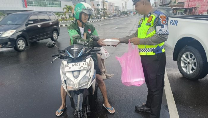 Jumat Berkah, Ditlantas Polda Sulbar Berbagi Makanan Gratis, Wujud Kepedulian Untuk Masyarakat