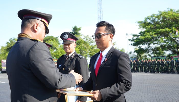 Kado Istimewa untuk Personel Berprestasi dan Warga, Penghargaan Kapolda Sulbar Warnai Puncak HUT Bhayangkara ke‑80   
