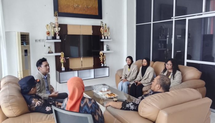 Kalaksa BPBD Sulbar Terima Silaturahmi Tim KKN-PPM UGM, Perkuat Kolaborasi Program Pengurangan Risiko Bencana di Desa