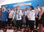 Bupati Mamuju Dampingi Zulhas Salurkan 5 Ton Beras kepada 500 Warga