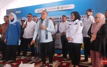 Bupati Mamuju Dampingi Zulhas Salurkan 5 Ton Beras kepada 500 Warga