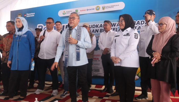 Bupati Mamuju Dampingi Zulhas Salurkan 5 Ton Beras kepada 500 Warga