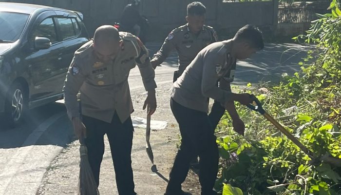 Cegah Kecelakaan Sejak Dini, Ditlantas Polda Sulbar Bersihkan Titik Rawan di Jalan Husni Thamrin Mamuju