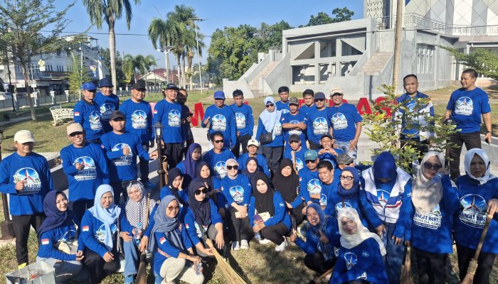 Aksi Bakti dan Tanaman Pohon Demokrat Mamuju, Semarakkan Langit Biru Indonesia Asri   