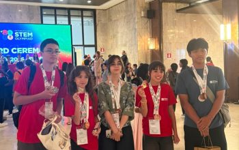 Delegasi Sekolah Kharisma Bangsa Perkenalkan Sandeq di Ajang International STEAM Olympiad 2026 di Roma   