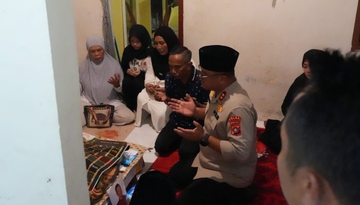 Kapolda Sulbar Sambangi Rumah Duka Aipda Andi Marjan, Hadir Kuatkan Keluarga dan Sisipkan Doa Terbaik