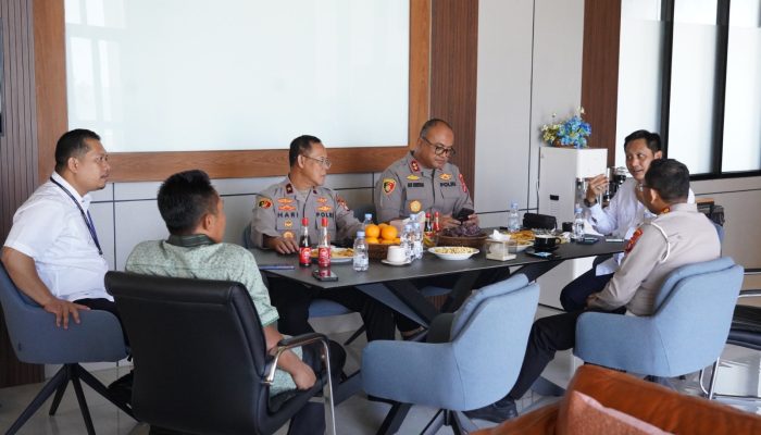 Kunjungi Bandara Tampa Padang Kapolda Sulbar Perkuat Sinergi, dan Dukung Penerbangan Ramai Penggerak Ekonomi Daerah   