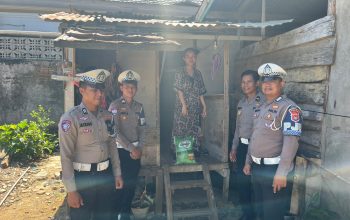 Lewat Polantas Karib, Ditlantas Polda Sulbar Bagikan Beras Ringankan Beban Warga Mamuju   