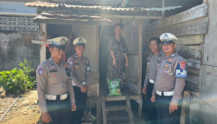 Lewat Polantas Karib, Ditlantas Polda Sulbar Bagikan Beras Ringankan Beban Warga Mamuju   