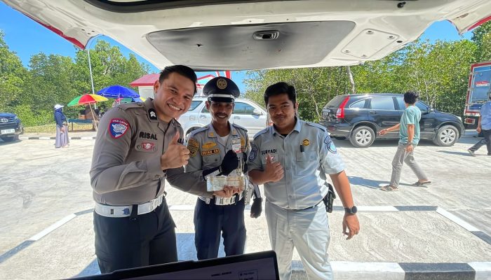 Hadir di Kampung Nelayan, SAMKEL Ditlantas Polda Sulbar Permudah Urusan STNK dan Pajak Kendaraan