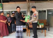 Di Tengah Santri: Polantas Karib Tebar Kebaikan, Serahkan Al-Qur’an dan Bantuan Kebutuhan Pokok   
