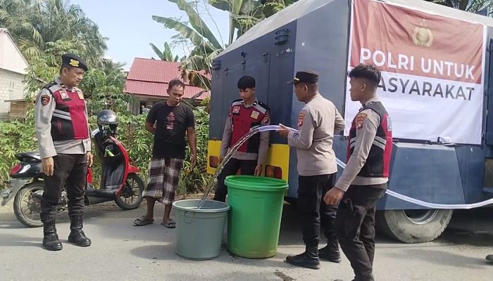 Polres Mamuju Tengah Salurkan Air Bersih, Warga Terdampak Kemarau Ucap Syukur   