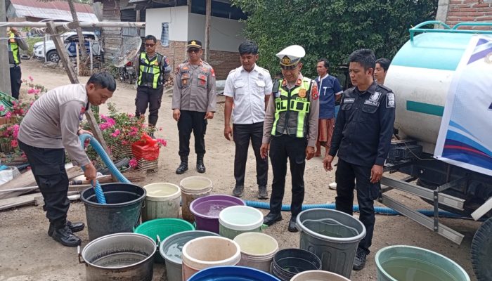 Atasi Kekeringan, Polres Polman Distribusikan 8.000 Liter Air Bersih, Warga Ucapkan Terima Kasih Tulus   