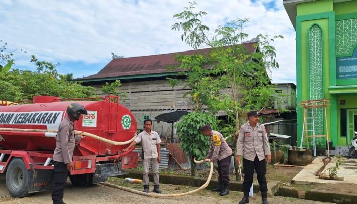 Warga Terdampak Kemarau Panjang, Polisi di Pasangkayu Salurkan Ribuan Liter Air Bersih