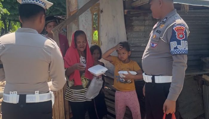 Berburu Berkah Jumat: Ditlantas Polda Sulbar Tebar Senyum, Ringankan Beban Lewat Berbagi Makanan dan Minuman