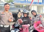 Pengendara Tertib Dapat Hadiah Cabe Segar Hasil Panen Ditlantas Polda Sulbar   