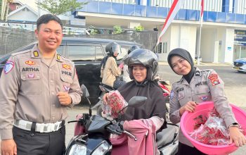 Pengendara Tertib Dapat Hadiah Cabe Segar Hasil Panen Ditlantas Polda Sulbar   