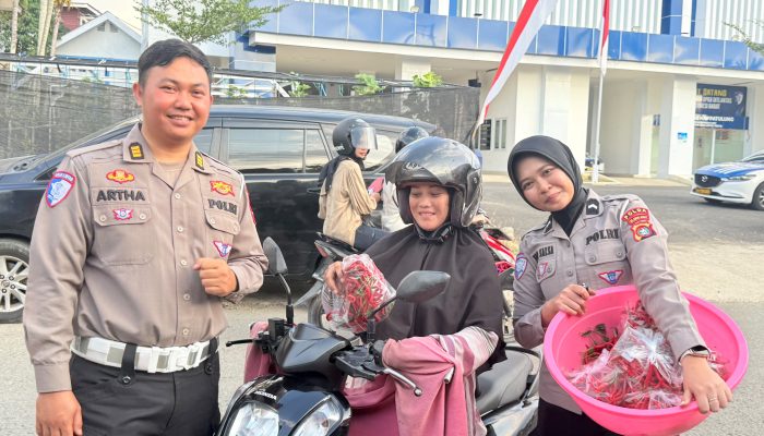 Pengendara Tertib Dapat Hadiah Cabe Segar Hasil Panen Ditlantas Polda Sulbar   