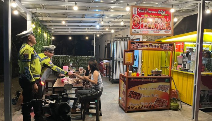 Polantas Polda Sulbar: Hadir Sebagai Solusi, Bersihkan Tumpukan Ranting Demi Keselamatan Pengguna Jalan   