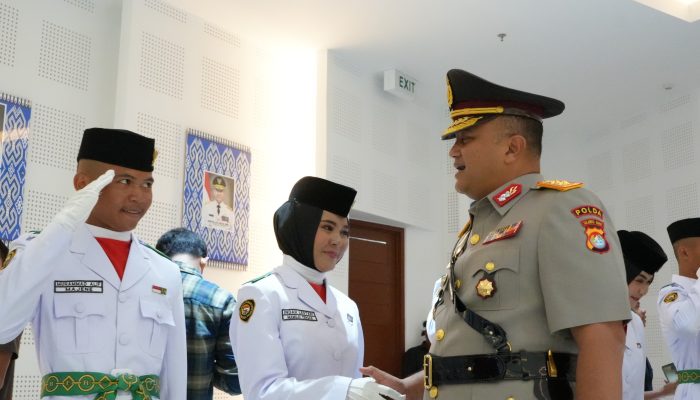 Kapolda Sulbar Beri Semangat Putra-Putri Terpilih Pengibar Bendera Pusaka HUT ke-81 RI   