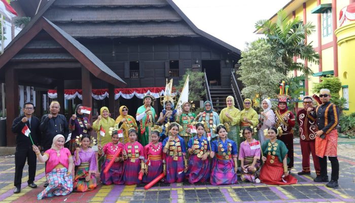 Parrawana Mandar Meriahkan Pawai Budaya Nusantara di TMII, Tampil Langsung di Hadapan Ribuan Penonton