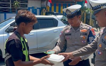 Komitmen Lanjutkan Semangat Juang Pendahulu, Ditlantas Polda Sulbar Hadir Berbagi di Tengah Masyarakat