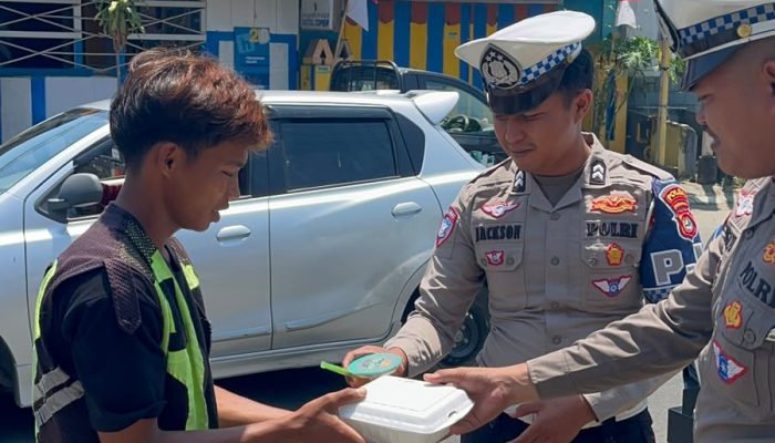 Komitmen Lanjutkan Semangat Juang Pendahulu, Ditlantas Polda Sulbar Hadir Berbagi di Tengah Masyarakat