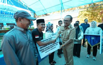 Perkuat Ekonomi Peternak, Gubernur Suhardi Duka Salurkan Bantuan Ternak di Majene