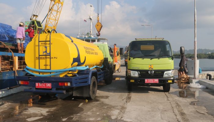 Antisipasi Darurat Air Bersih, Pemerintah Kabupaten Mamuju Serahkan Bantuan Untuk Warga Bala-Balakang