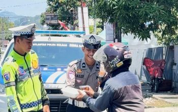 Ditlantas Polda Sulbar Tebar Kebaikan, Bagikan Makanan di Jalan Raya   