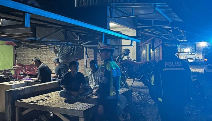 Jaga Malam Tetap Kondusif, Ditlantas Polda Sulbar Gencarkan Patroli dan Edukasi Keselamatan   