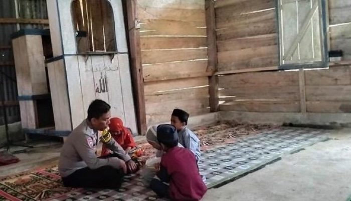 Kisah Bripka Nur Alam, Polisi Jadi Guru Ngaji Anak-anak di Pedalaman Mamasa