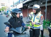 Manis dan Menawan, Polwan Ditlantas Polda Sulbar Peringati HUT ke-78 dengan Aksi Cinta Keselamatan di Jalan Raya   
