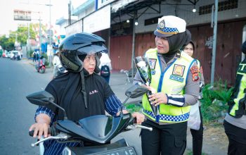 Manis dan Menawan, Polwan Ditlantas Polda Sulbar Peringati HUT ke-78 dengan Aksi Cinta Keselamatan di Jalan Raya   