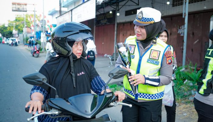 Manis dan Menawan, Polwan Ditlantas Polda Sulbar Peringati HUT ke-78 dengan Aksi Cinta Keselamatan di Jalan Raya   