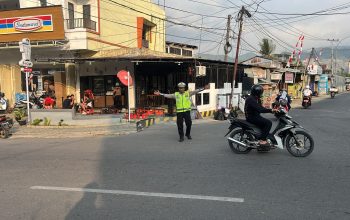 Jaga Keselamatan Berlalu Lintas, Polantas Polda Sulbar Terus Hadir Saat Padatnya Arus Pulang Kerja   