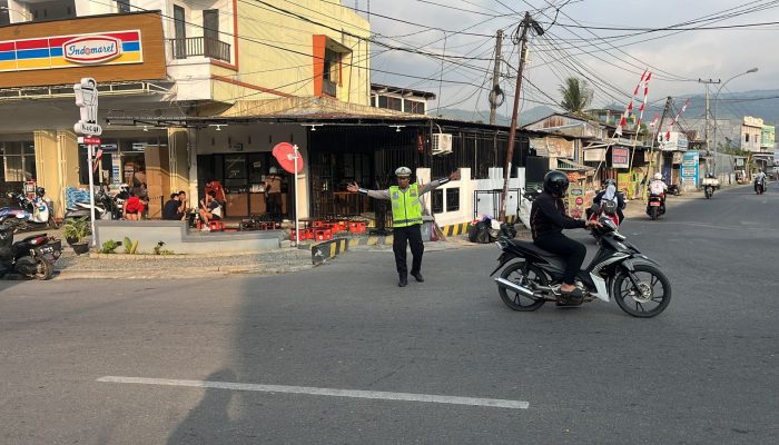 Jaga Keselamatan Berlalu Lintas, Polantas Polda Sulbar Terus Hadir Saat Padatnya Arus Pulang Kerja   